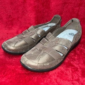 Womens Clark’s Size 7 Slip On Shoes